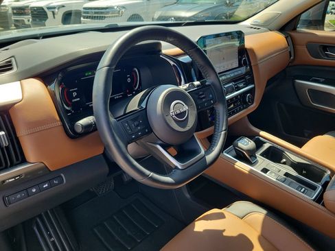 Used 2025 Nissan Pathfinder Platinum FWD image 16