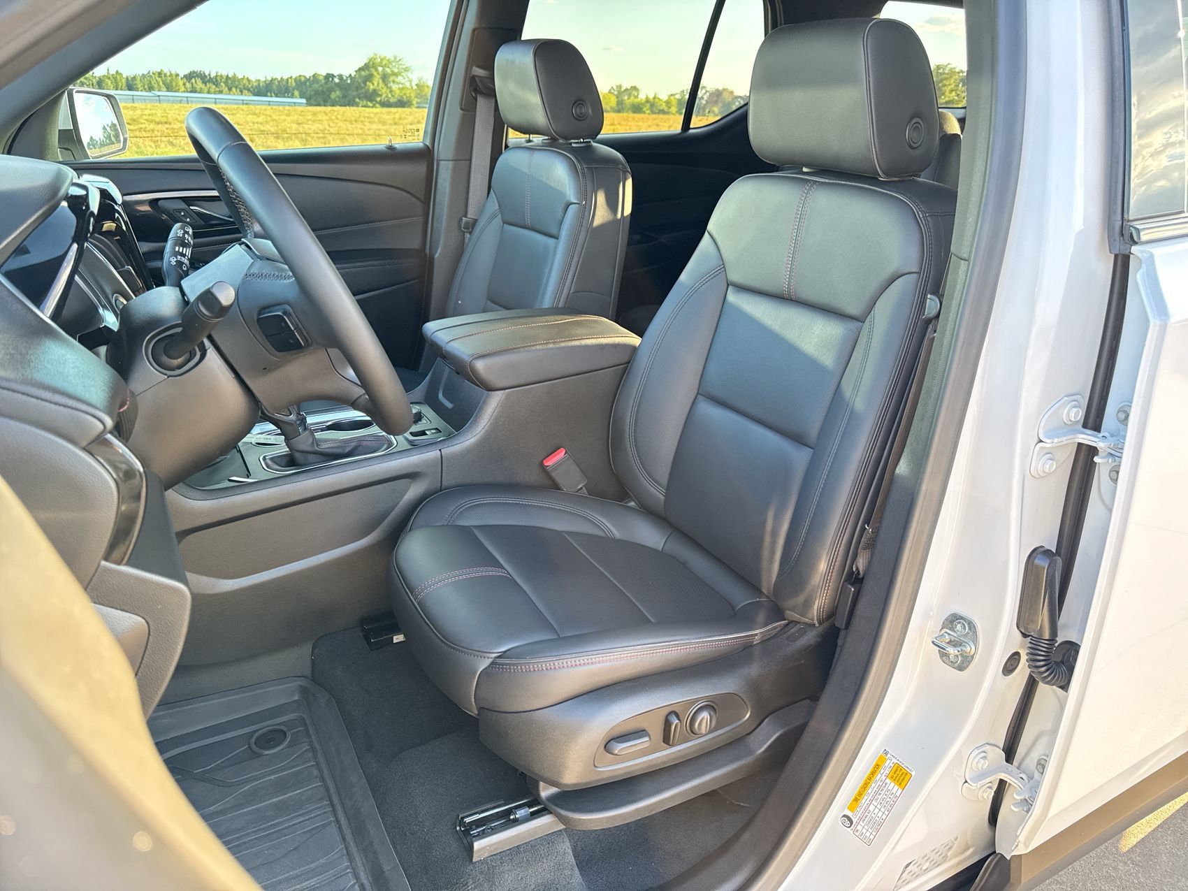 Used 2023 Chevrolet Traverse RS FWD image 11
