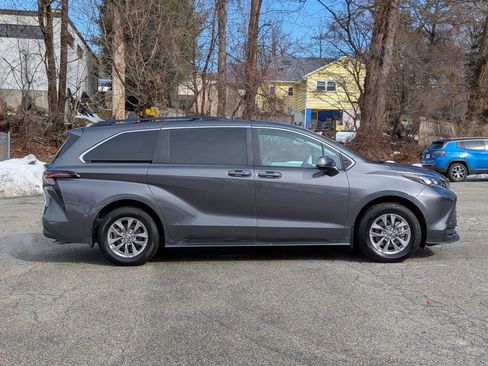 Used 2025 Toyota Sienna LE w/ LE Plus Package image 2