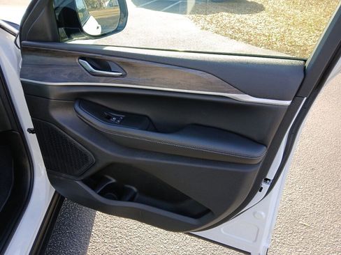 New 2025 Jeep Grand Cherokee Limited image 32