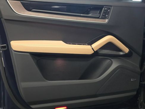 Certified 2025 Porsche Cayenne Coupe AWD/4WD image 37