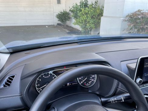 Used 2025 Nissan Sentra SV FWD image 33