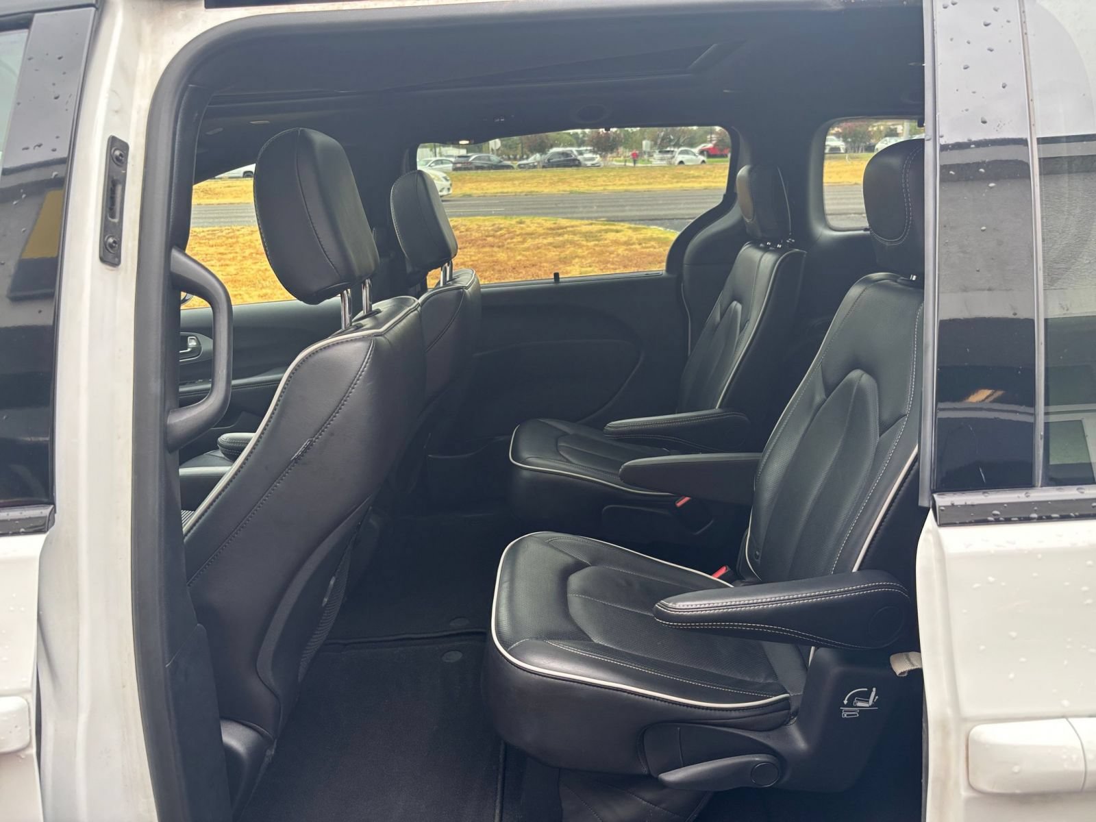 Used 2025 Chrysler Pacifica Limited FWD image 29