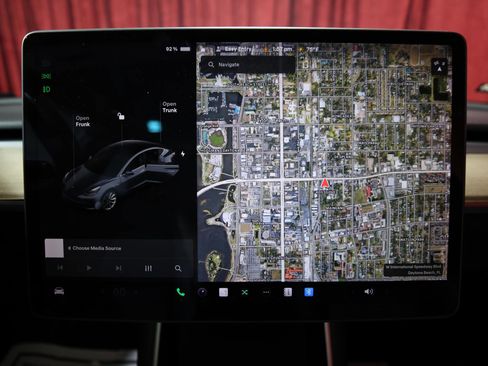 Used 2018 Tesla Model 3 Long Range image 16