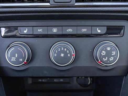 Used 2022 Volkswagen Taos SE image 16