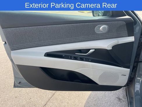 Used 2023 Hyundai Elantra Limited image 12