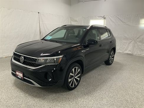 Used 2024 Volkswagen Taos SE FWD image 2
