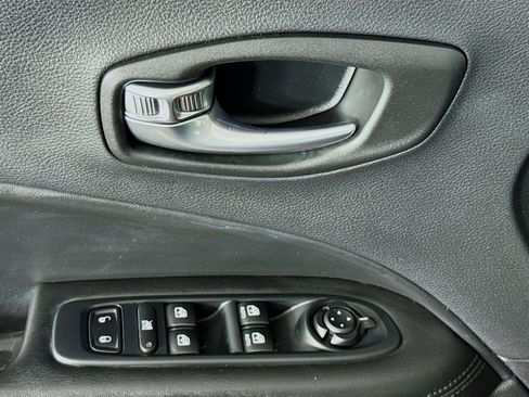 Used 2019 Jeep Compass Latitude FWD image 23