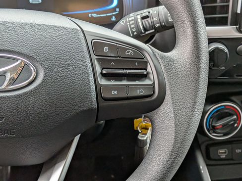 Used 2025 Hyundai Venue SE image 16