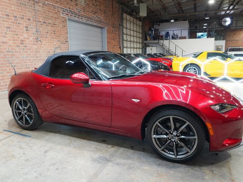 Used 2019 MAZDA MX-5 Miata Grand Touring RWD image 2