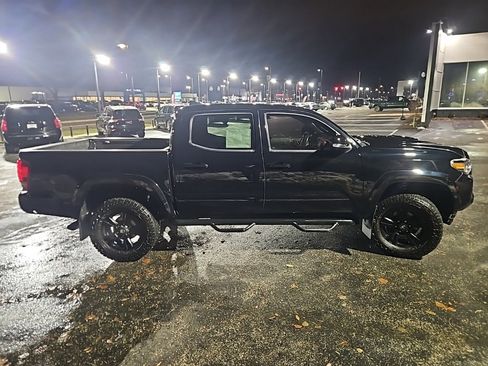 Used 2017 Toyota Tacoma TRD Sport image 2