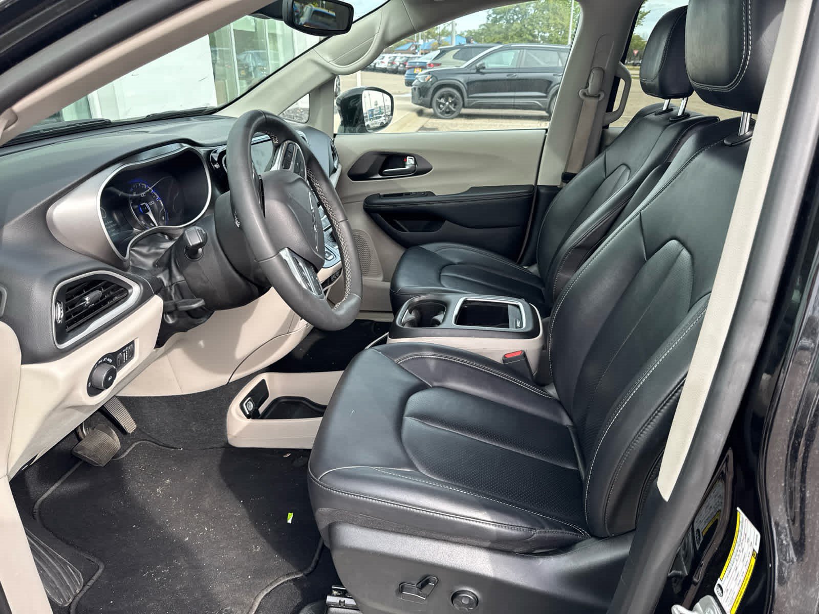 Used 2024 Chrysler Pacifica Touring-L FWD image 5