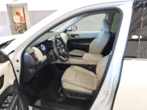 Used 2025 Nissan Pathfinder SL AWD/4WD image 9