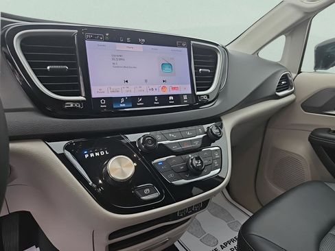 Used 2024 Chrysler Pacifica Touring-L FWD image 19