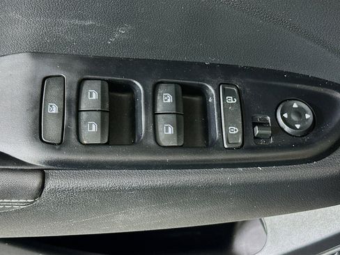 Used 2022 Hyundai Venue Limited image 14