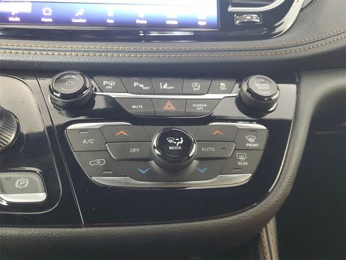 Used 2023 Chrysler Pacifica Pinnacle w/ Trailer Tow Group image 21