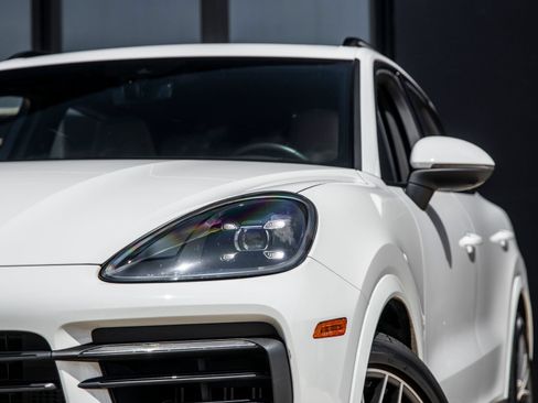 Certified 2023 Porsche Cayenne AWD/4WD image 16
