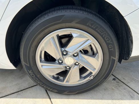 Certified 2025 Hyundai Elantra SE FWD image 14