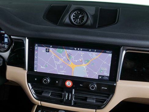 Certified 2023 Porsche Macan image 18