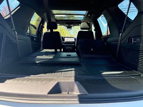 Used 2025 Chevrolet Tahoe LT w/ Advanced Technology Package AWD/4WD image 23