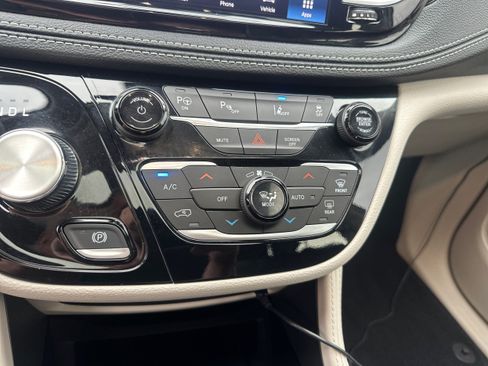 Used 2023 Chrysler Pacifica Limited w/ Uconnect Theater Family Group FWD image 34
