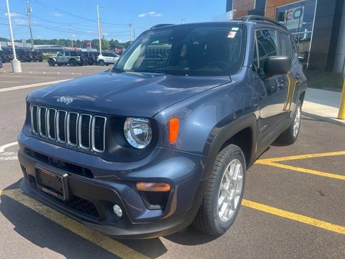 Used 2023 Jeep Renegade Latitude w/ Premium Group AWD/4WD image 8