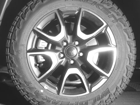Used 2025 Jeep Compass Trailhawk AWD/4WD image 12