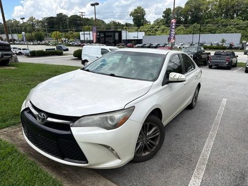 Used 2017 Toyota Camry SE FWD image 1
