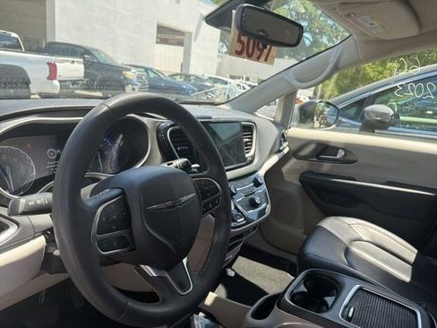 Used 2023 Chrysler Pacifica Touring-L FWD image 4