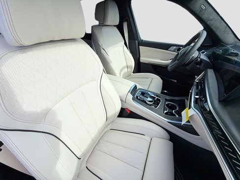 New 2026 BMW X7 M60i image 16