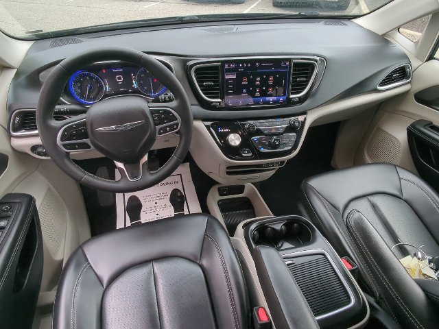 Used 2023 Chrysler Pacifica Touring-L FWD image 16