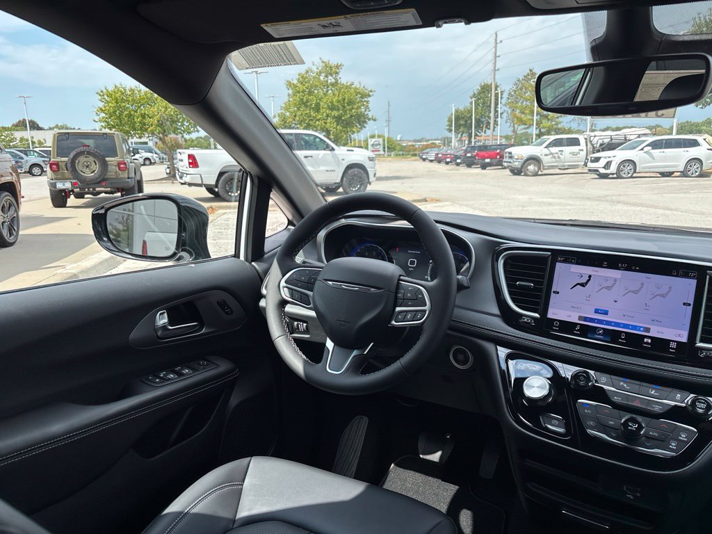 New 2027 Chrysler Pacifica Select FWD image 24