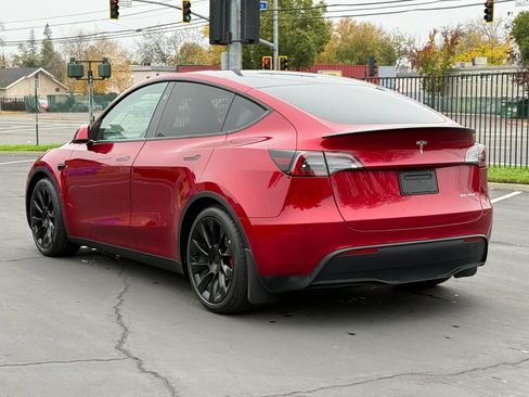 Used 2024 Tesla Model Y Performance image 5
