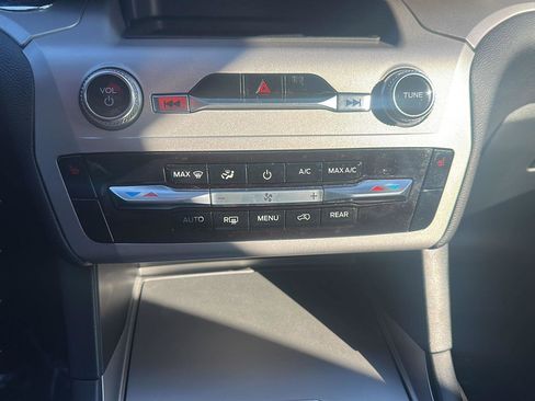 Used 2023 Ford Explorer XLT image 18