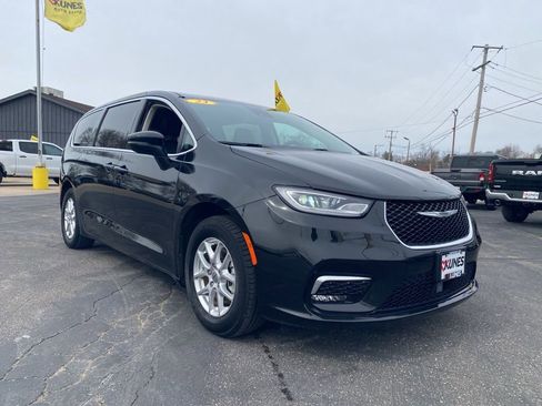 Used 2023 Chrysler Pacifica Touring-L FWD image 4
