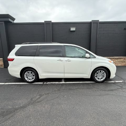 Used 2017 Toyota Sienna XLE Premium FWD image 4