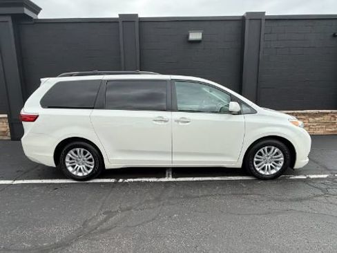 Used 2017 Toyota Sienna XLE Premium FWD image 4