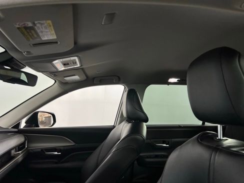 Used 2025 Toyota Grand Highlander AWD image 23