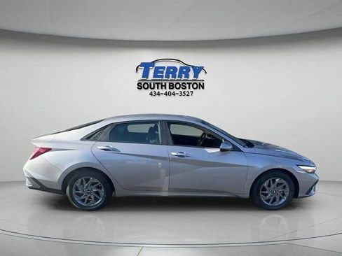 Used 2024 Hyundai Elantra SEL image 1