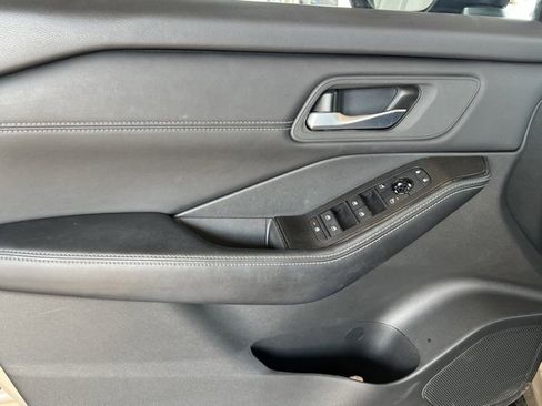 Used 2024 Nissan Rogue SV w/ SV Premium Package image 10