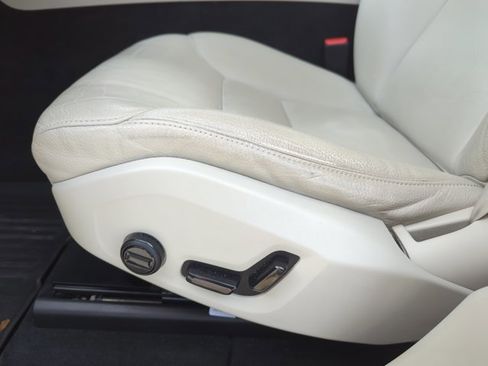 Used 2020 Volvo XC60 T5 Momentum w/ Protection Package Premier image 9