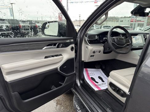 Used 2022 Jeep Wagoneer Series III image 13