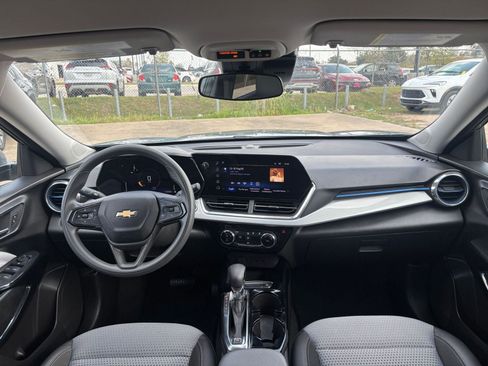 Used 2025 Chevrolet Trax LT image 31