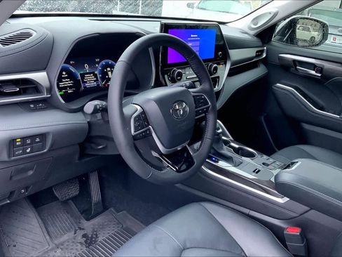 Used 2025 Toyota Highlander Limited image 16