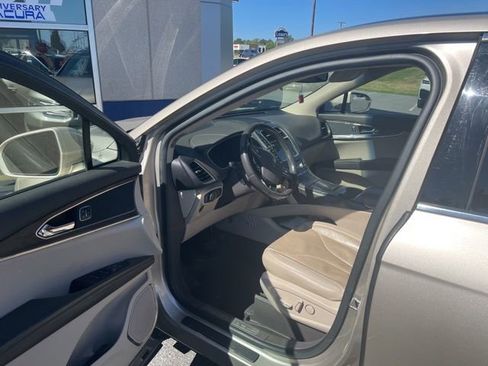 Used 2017 Lincoln MKX Reserve w/ Lincoln MKX Climate Package FWD image 9