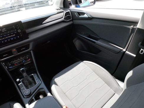 Certified 2025 Volkswagen Taos SE AWD/4WD image 11