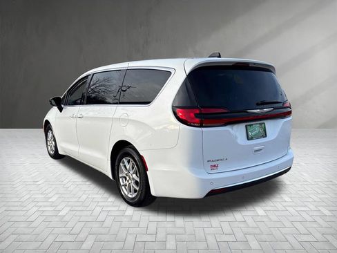 Used 2024 Chrysler Pacifica Touring-L image 3