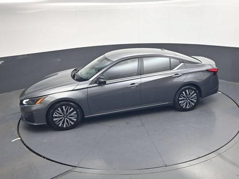 Used 2025 Nissan Altima 2.5 SV FWD image 24