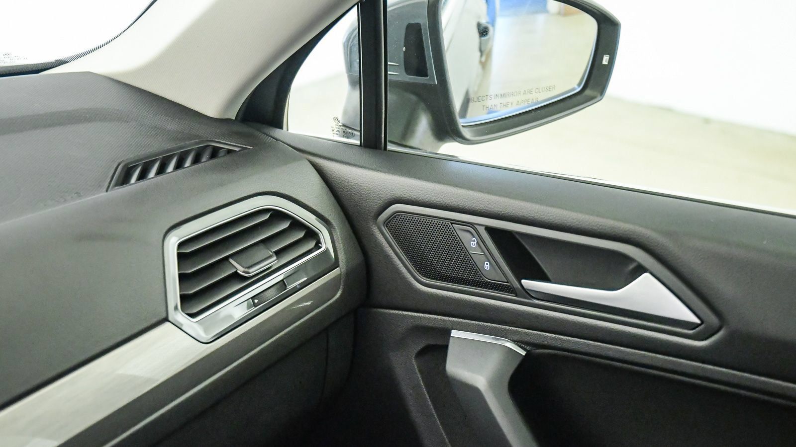 Used 2020 Volkswagen Tiguan SE FWD image 23