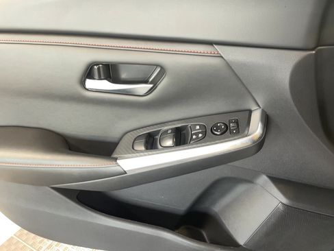 Used 2025 Nissan Sentra SR FWD image 11